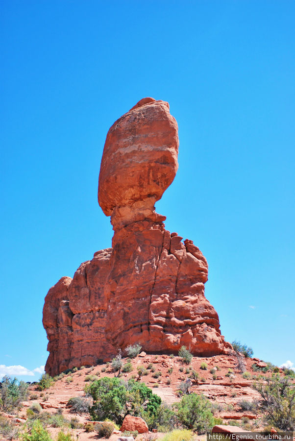 Balanced rock, вид сзади. Одно из самых известных местных мест, пардон за тавтологию :) Национальный парк Арчес, CША