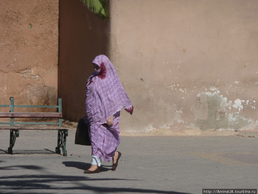 тетушка в парэо Тизнит, Марокко