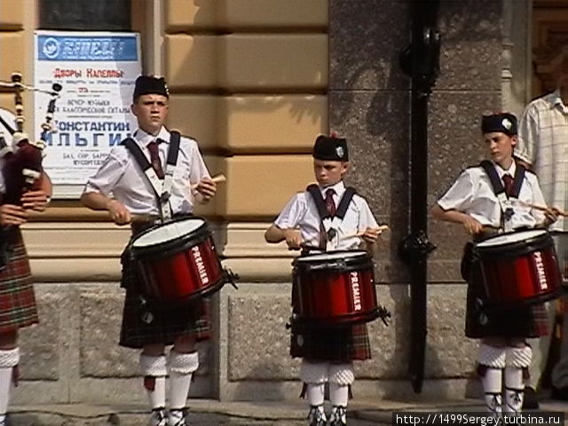 Шотландские волынки и барабаны на берегах Невы Санкт-Петербург, Россия