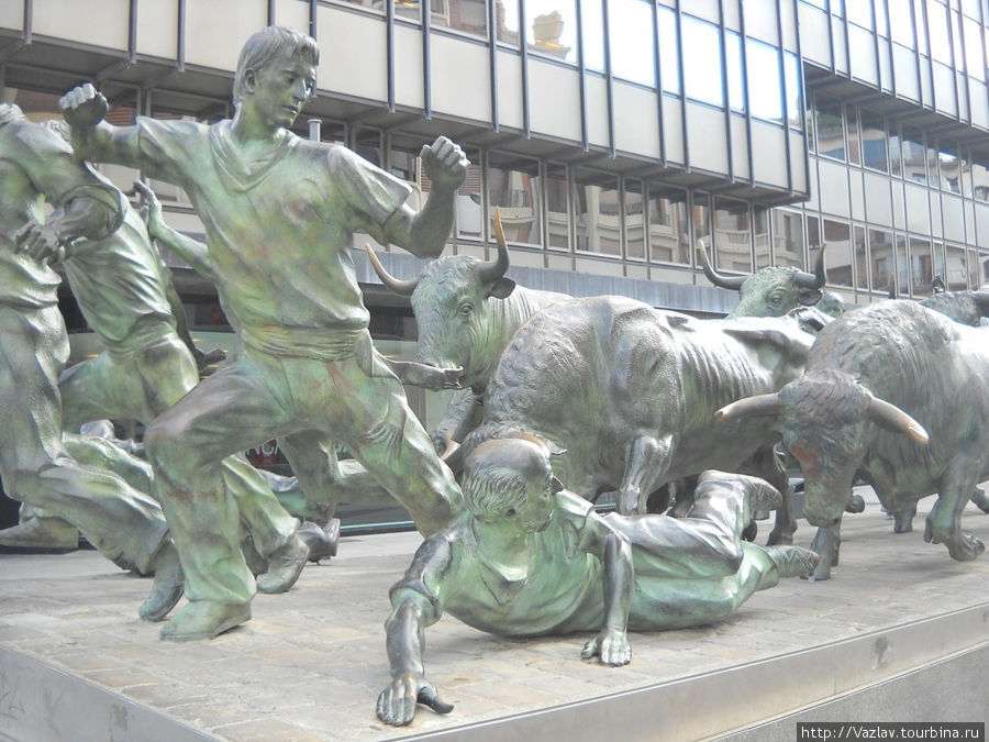 Памятник бегу с быками
