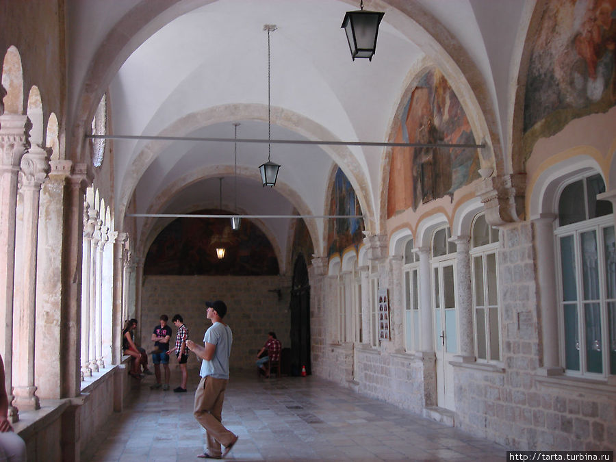 По внутренним галереям Францисканского монастыря Дубровник, Хорватия