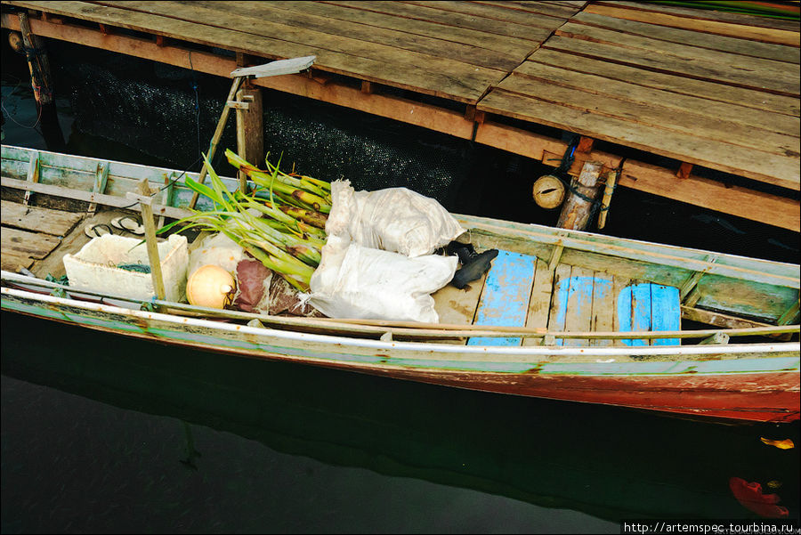 У мостков причала нас встречают лодки — узкие, деревянные, просоленные волнами. Суматра, Индонезия