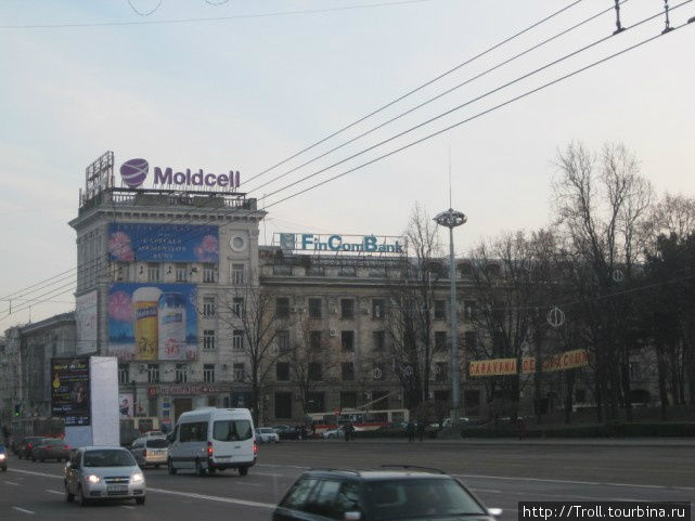 Здание это на главной площади регулярно попадало на сувенирную продукцию в советские времена — а теперь его и не видно толком из-за рекламы Кишинёв, Молдова