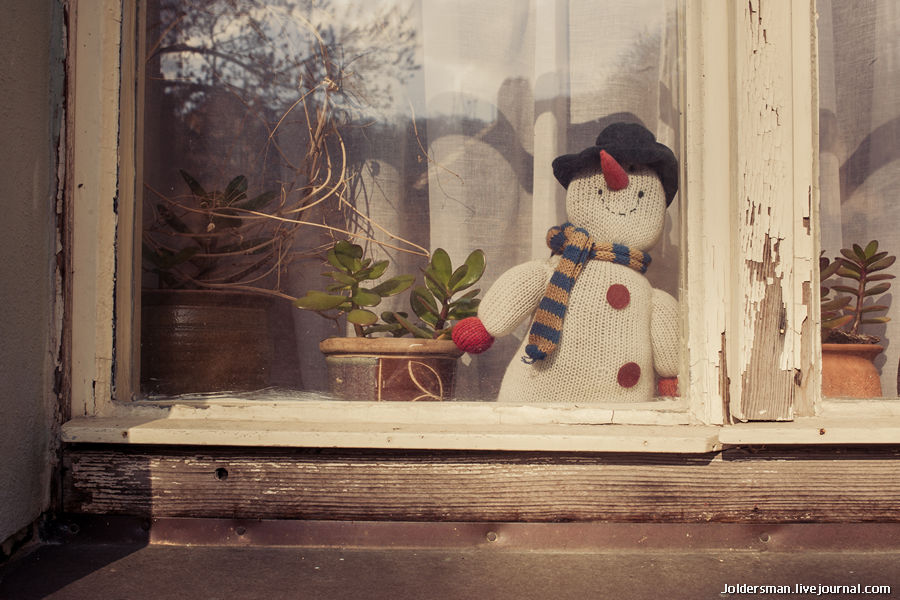 Такой вот забавный снеговичок, и солнышко ему нипочём. Прага, Чехия