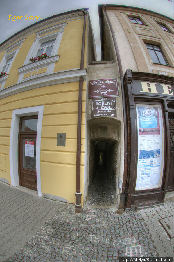 Кадань
Самая узкая улица Богемии — Катова улочка (названа так потому, что по другую ее сторону находился дом палача — ката) Чехия