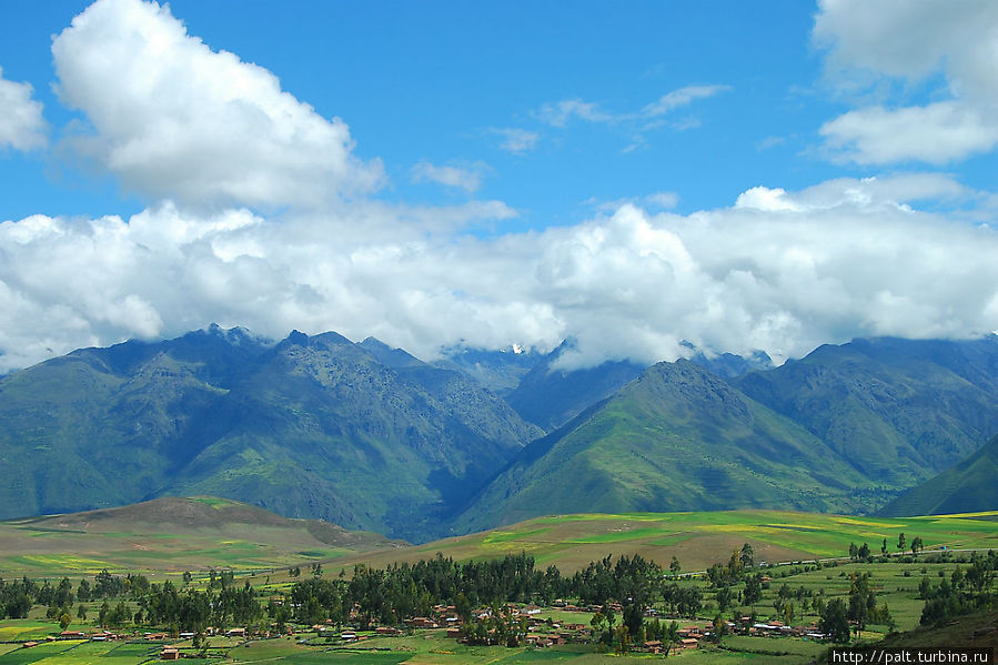 Не знаешь, что прекраснее: горы, небо или поля. В горных районах Перу самый низкий уровень жизни. Но большинство туристов этого не видят за прекрасными картинами. Перу