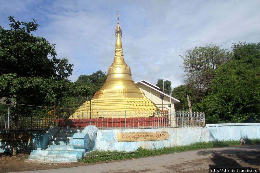Золотая ступа прямо напротив главного входа на территорию пагоды Амарапура, Мьянма