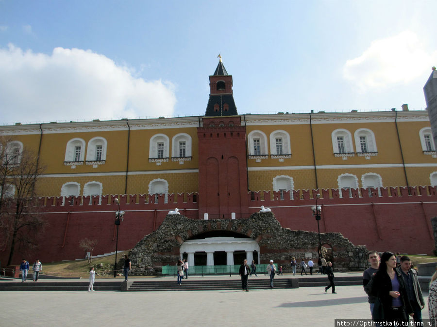 Средняя Арсенальная башня и грот 