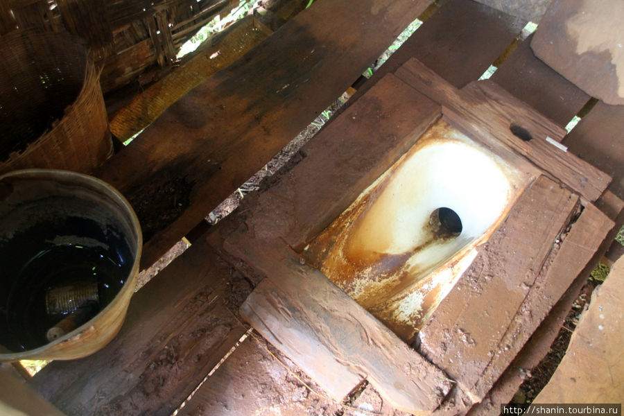 Унитаз в деревенском туалете Штат Шан, Мьянма