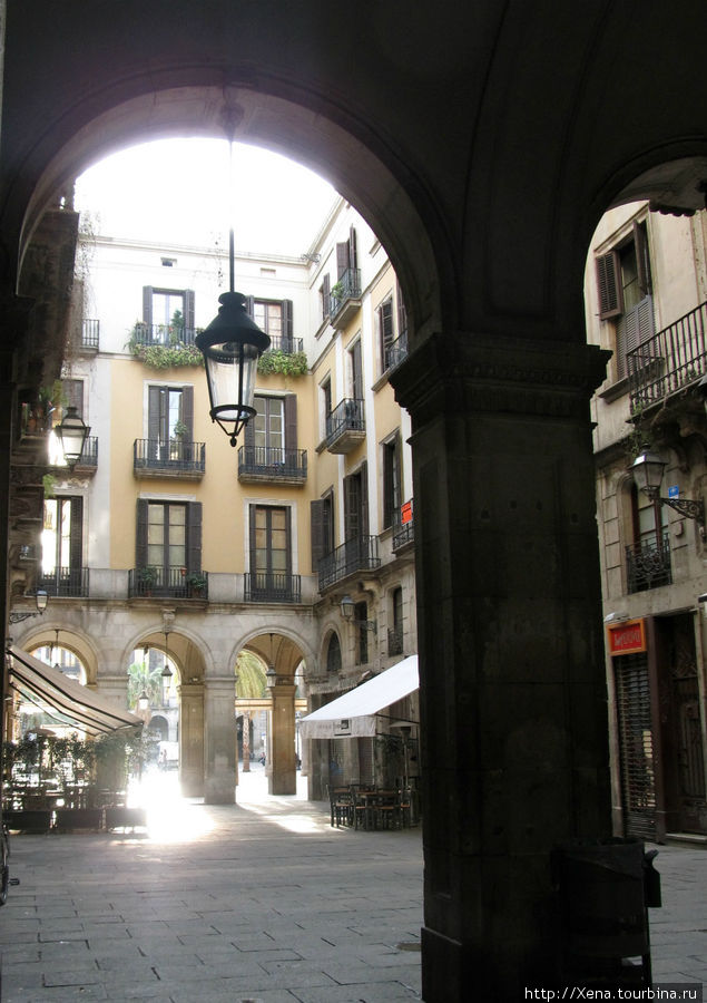Внутренний дворик в Готическом квартале Барселона, Испания