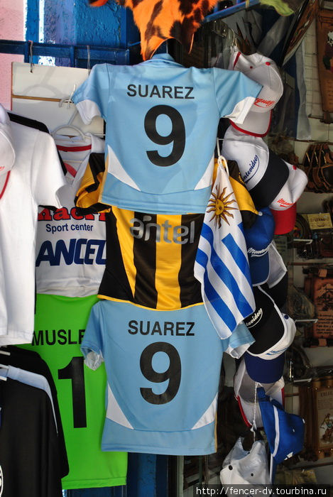 В Уругвае безумное популярен футбол. Футболки сборной делают даже детских размеров Монтевидео, Уругвай