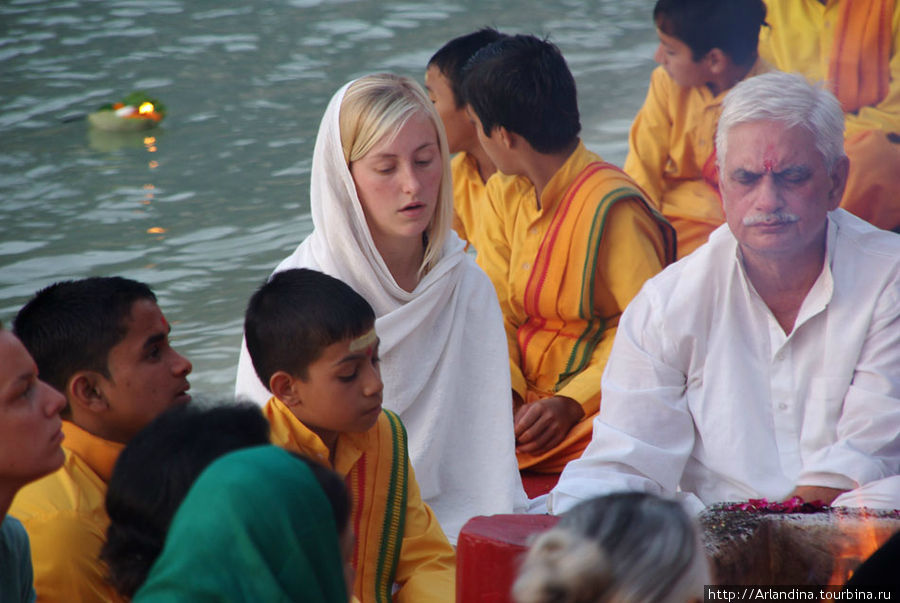 проплывающие зажженные огоньки с цветами в лодочках их листьев...горящий священный огонь, звуки молитвы над водами и горами... Ришикеш, Индия