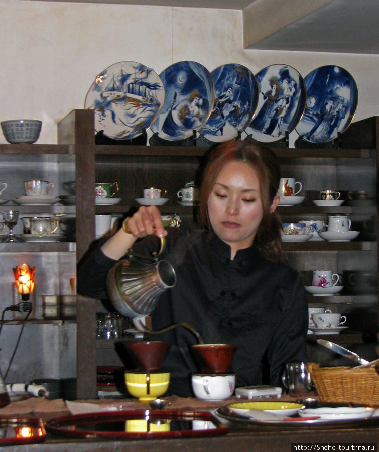 Очаровательная официантка разливает чай Япония