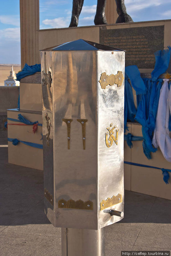 Тут же установлен молельный барабан — его надо покрутить Увэр-Хангайский аймак, Монголия