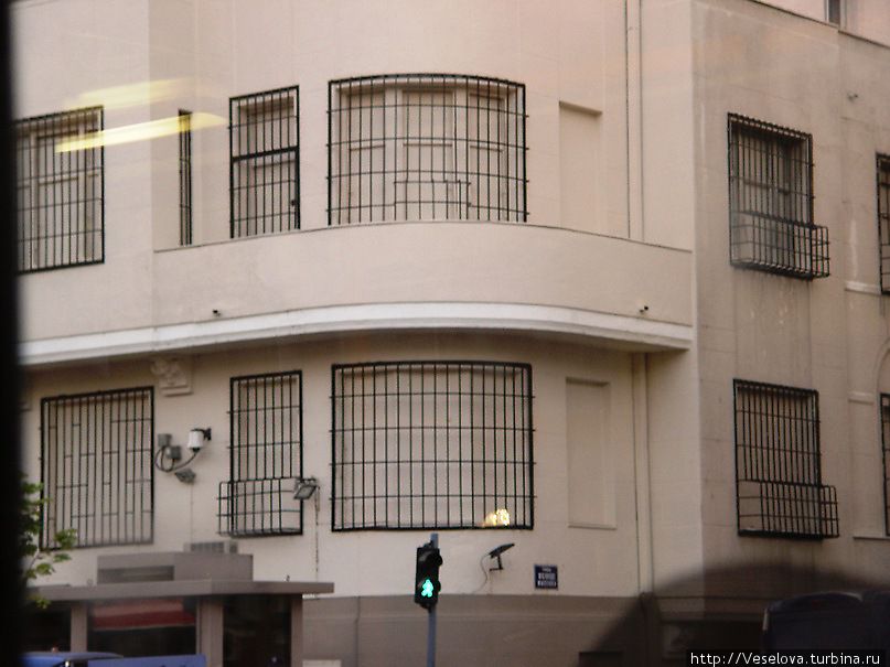 А это — тадам! — американское посольство. 
Окна замурованы неспроста: местные приходили сюда и разбивали стекла. Белград, Сербия