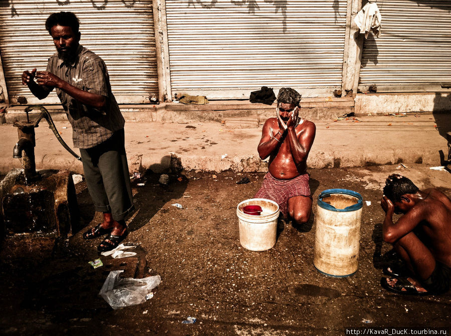 Водные процедуры прямо на улице столицы Дели, Индия