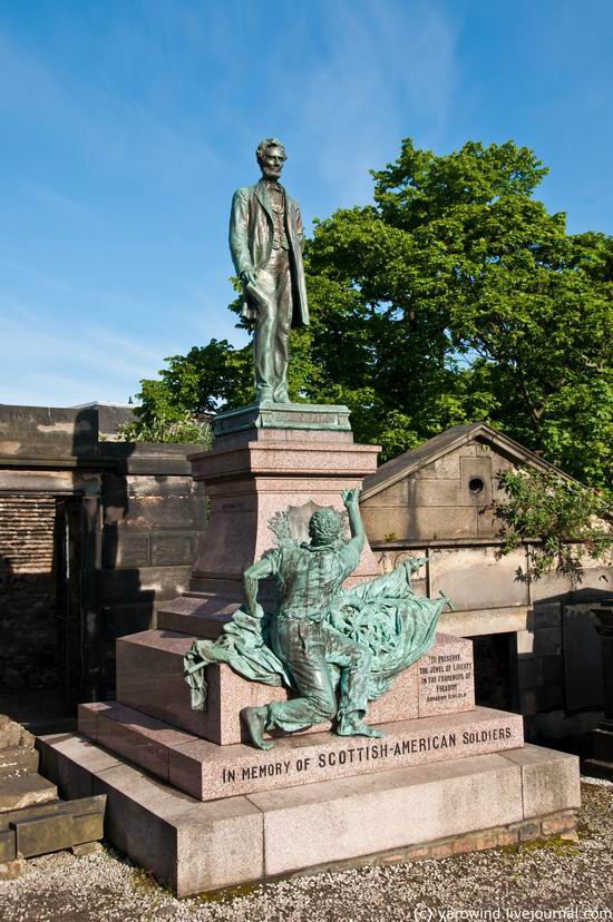 Монумент шотландско-американским солдатам. Изображен Авраам Линкольн и освобожденный американский негр у его ног. Здесь похоронены 6 шотландцев, которые воевали в армии северян во время гражданской войны в Америке. Эдинбург, Великобритания