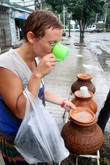 В глиняных кувшинах на улицах вода реально питьевая