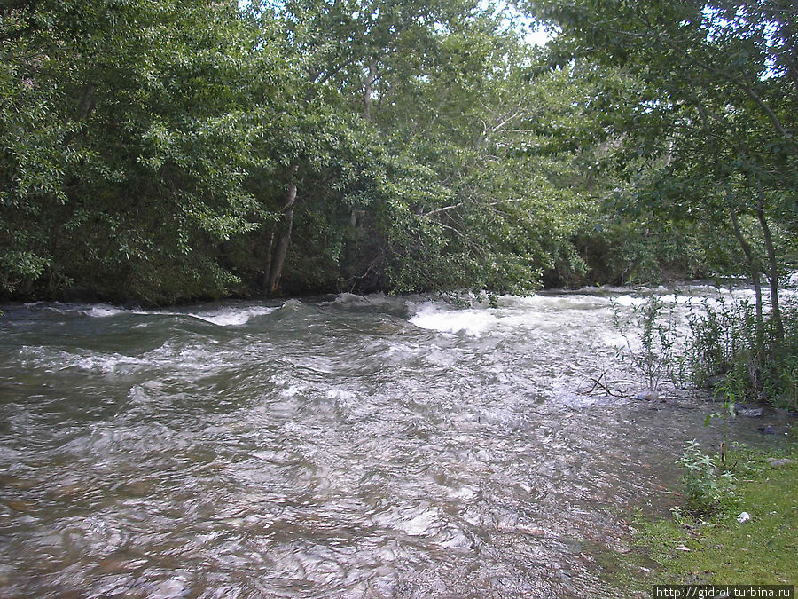 Река Уйдене ниже плотины, где можно хорошо отдохнуть. Зайсан, Казахстан