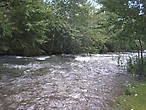 Река Уйдене ниже плотины, где можно хорошо отдохнуть.