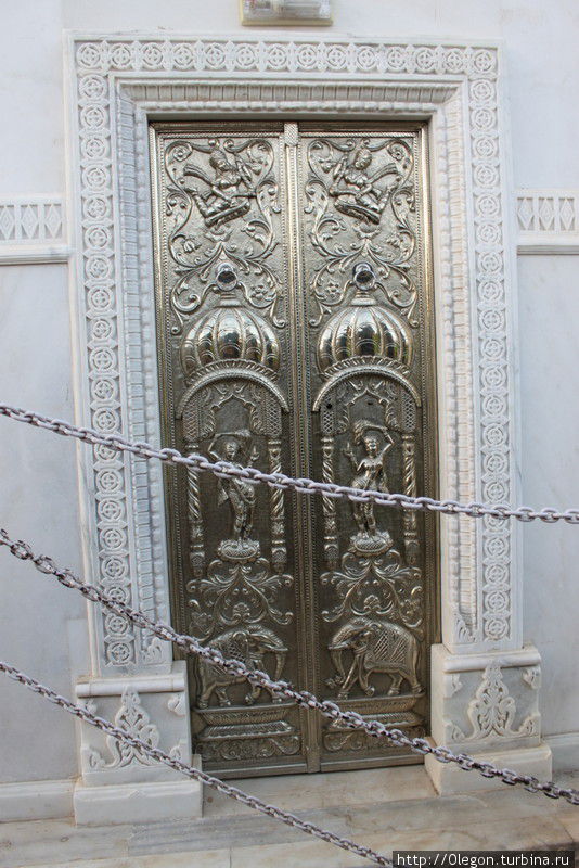 Храм высеченный из белого мрамора Удагамандалам, Индия
