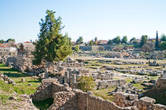 На акрополе находился главный храм, посвящённый богине Афродите; по некоторым источникам, при храме состояло более тысячи проституток. В Коринфе проходили Истмийские игры.
