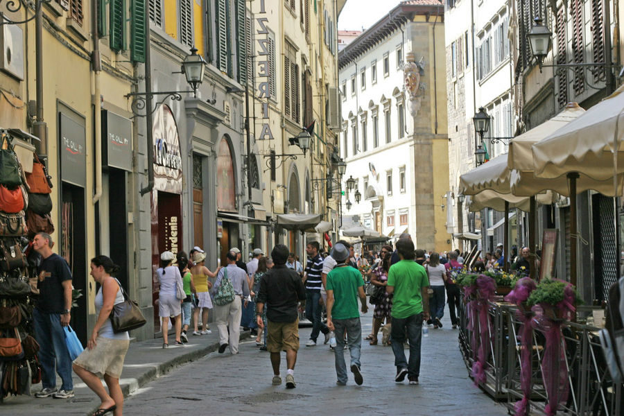 Несмотря на то, что Флоренция все таки не маленький город, тут нет ни пыльных магистралей, ни давки на улицах и площадях, как, например, в Милане или Риме. Флоренция, Италия