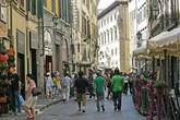 Несмотря на то, что Флоренция все таки не маленький город, тут нет ни пыльных магистралей, ни давки на улицах и площадях, как, например, в Милане или Риме.