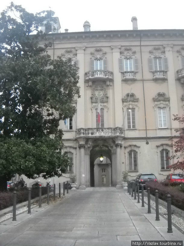 Фасад дворца Павия, Италия