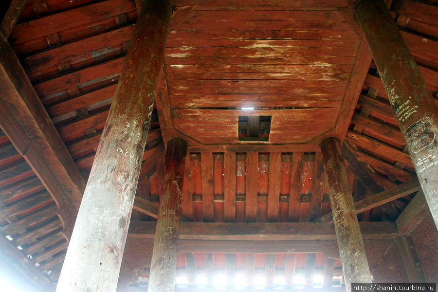 Деревянная крыша кирпичной башни Мандалай, Мьянма