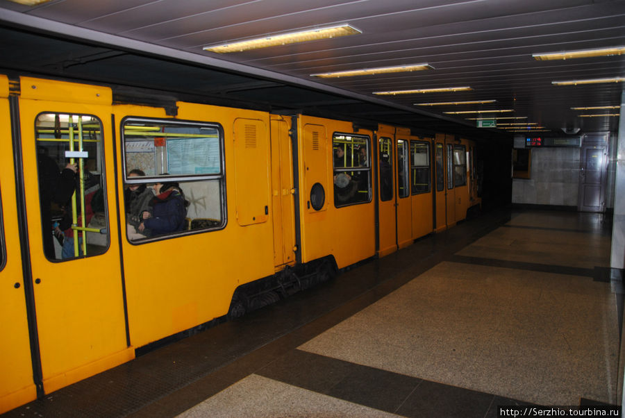 Поезд приехал на станцию на жёлтой линии №1 Будапешт, Венгрия