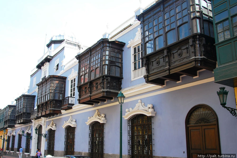 Прекрасные балконы в стиле мудехар на фоне голубго фасада смотрятся бесподобно. Лима, Перу