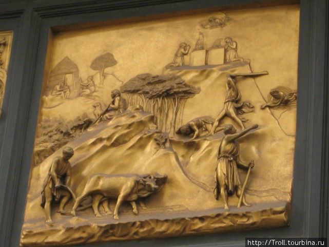 Знаменитая золотая дверь баптистерия (ну какая дверь — ворота скорее, по размеру!) тоже полна символизма и запечатленных в позолоте легенд Флоренция, Италия