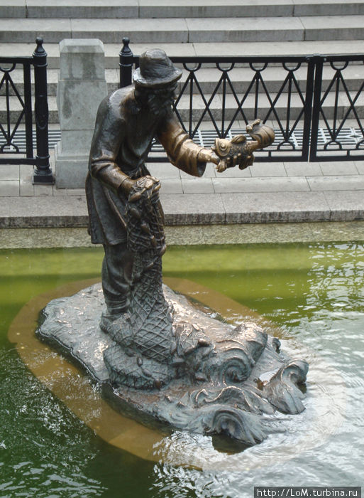 Скульптурная композиция на воде. 
Золотая рыбка. Москва, Россия