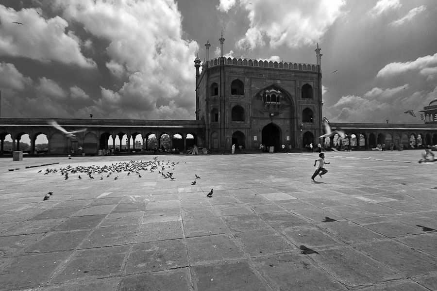 Бегущая девочка и голуби. Мечеть Джама Масжид, самая большая мечеть Индии. Дели Индия
