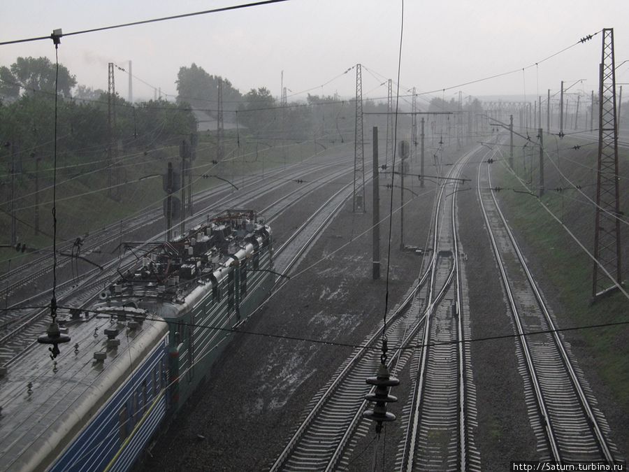 Прячясь от проливного дождя под Новосёловким мостом Харьков, Украина