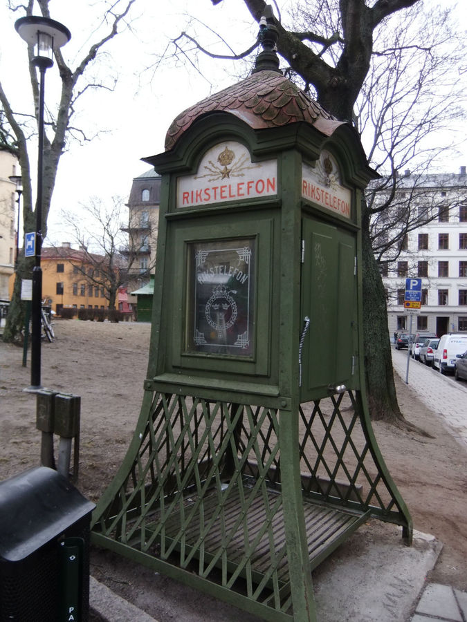 Городская телефонная будка. Интересно, кто-нибудь ещё пользуется? Стокгольм, Швеция