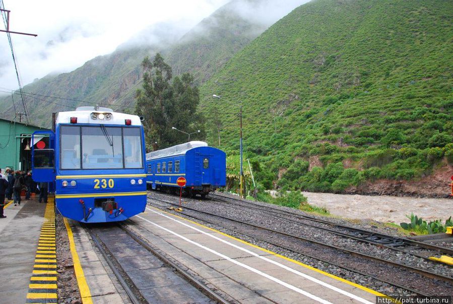 В сезон дождей поезда на Мачу-Пикчу идут не из Куско, а из Ольянты (1 час езды на автобусе). Железнодорожные пути идут совсем рядом с потоком. И часты случаи, когда Урубамба их просто смывает. Регион Куско, Перу