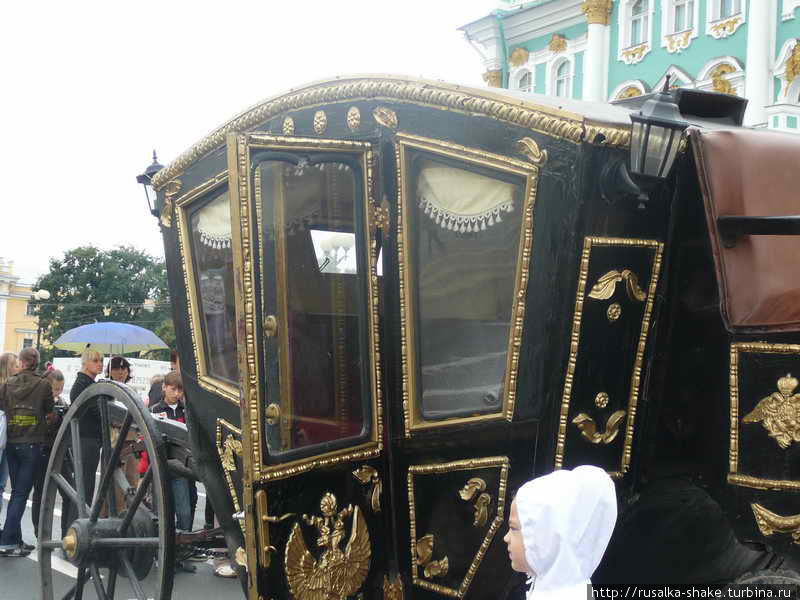 Прогулка по Дворцовой площади Санкт-Петербург, Россия