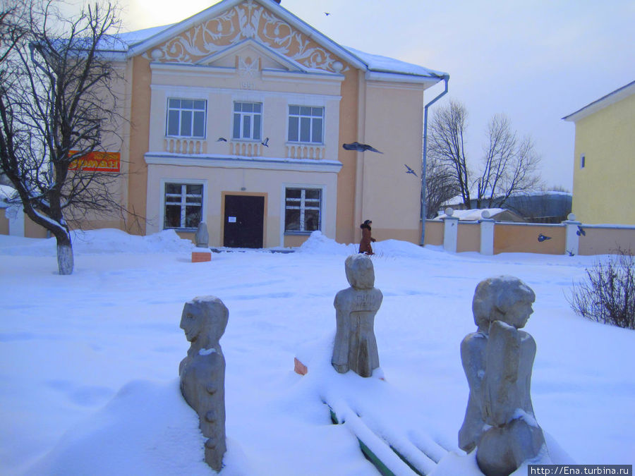 Каменные скульптурки на центральной площади Революционной Буй, Россия