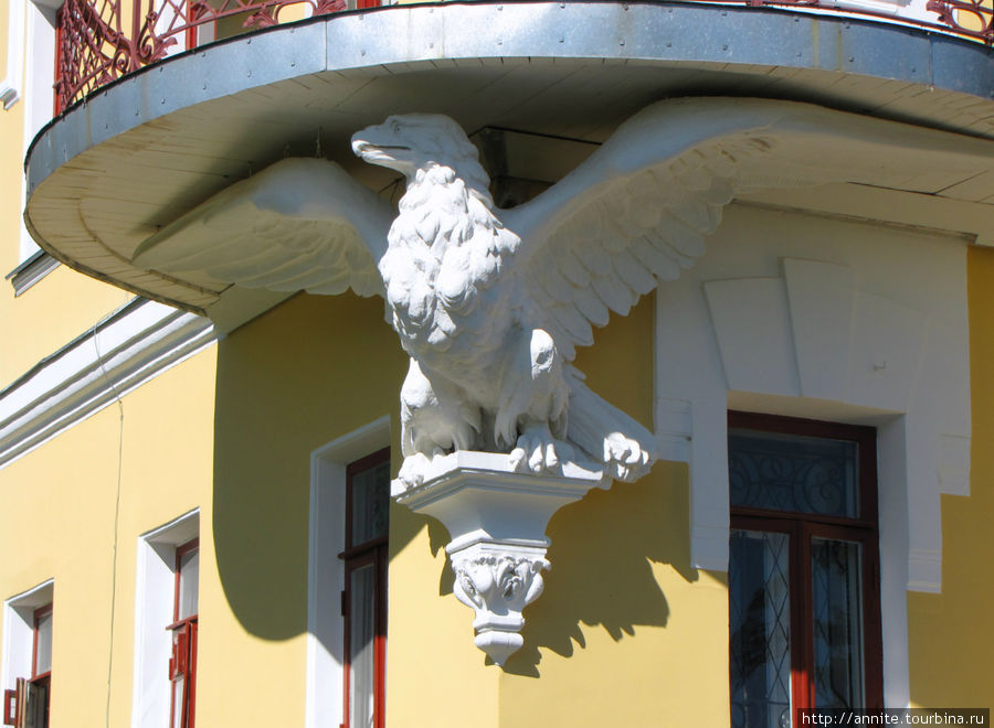 Консоль в виде орла, поддерживающая балкон. Кирицы, Россия