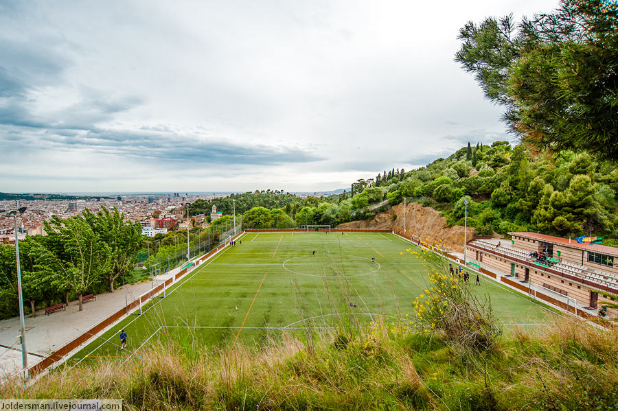 Дальше мы все-таки двинулись на поиски парка Гуэля. На холме окруженное невероятным количеством растительности расположилось футбольное поле одной из юношеских команд Барселоны. Если посмотреть на данный район со спутника можно заметить, что таких полноценных тренировочных футбольных полей в столице Каталонии очень много. Барселона, Испания