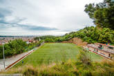 Дальше мы все-таки двинулись на поиски парка Гуэля. На холме окруженное невероятным количеством растительности расположилось футбольное поле одной из юношеских команд Барселоны. Если посмотреть на данный район со спутника можно заметить, что таких полноценных тренировочных футбольных полей в столице Каталонии очень много.
