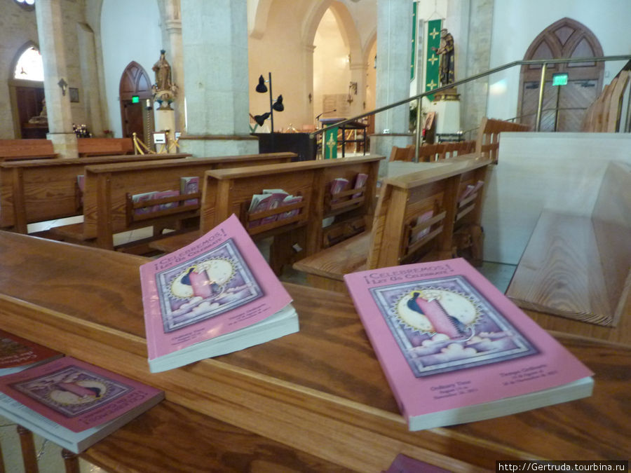 В каждой скамье есть сборник молитв и гимнов для богослужения Сан-Антонио, CША