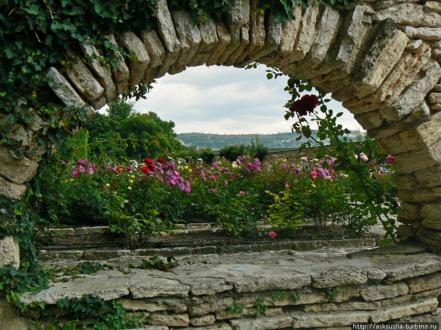 За этой стеной — царство роз... Балчик, Болгария