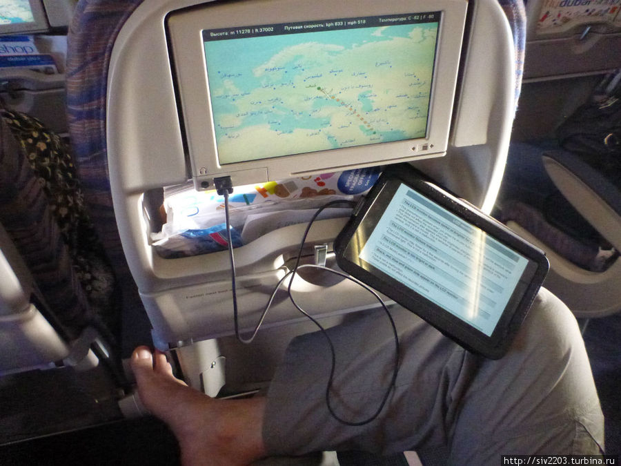 Телефон во время полета в самолете. USB зарядка в самолете. Зарядка для телефона в самолете. Самолёты с планшетами. Зарядка телефона в самолете s7.