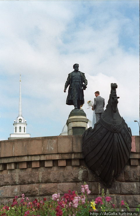 Памятник Афанасию Никитину на набережной в Твери Тверь, Россия
