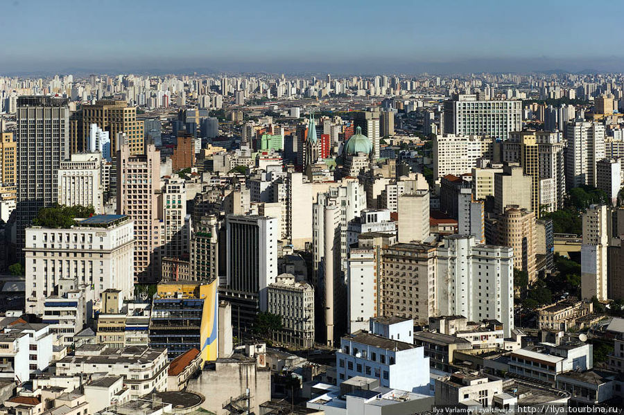 В Сан-Паулу сохранилось множество старинных зданий, музеев и церквей. В то же время Сан-Паулу — один из самых современных городов, основная его часть застроена небоскрёбами. Новых зданий практически нет, кажется, что город законсервировали в 80-е, и с тех пор он медленно стареет и разваливается. Сан-Паулу, Бразилия