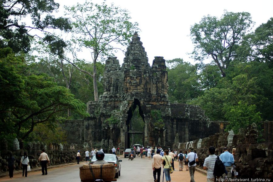 Одни из ворот в Ангкор Том Ангкор (столица государства кхмеров), Камбоджа