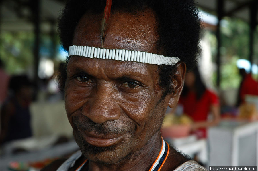 Абориген. Говорит, что пришел с гор. Просто гуляет по рынку. Папуа, Индонезия